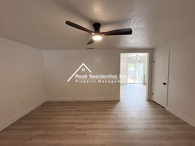 Building Photo - Updated 2bd/1ba Sacramento Duplex