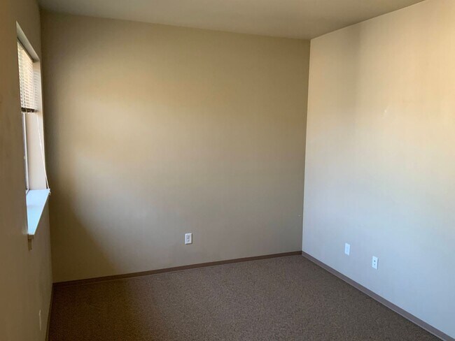 Building Photo - 3 Bedroom, 2.5 Bathroom Close to UO Campus