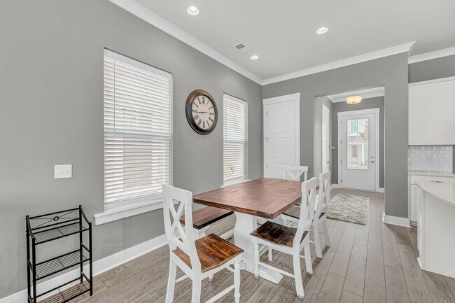 Building Photo - Charming Partially Furnished 3BR/2.5BA Home in the Heart of Park Circle — Available for Quick Mov...