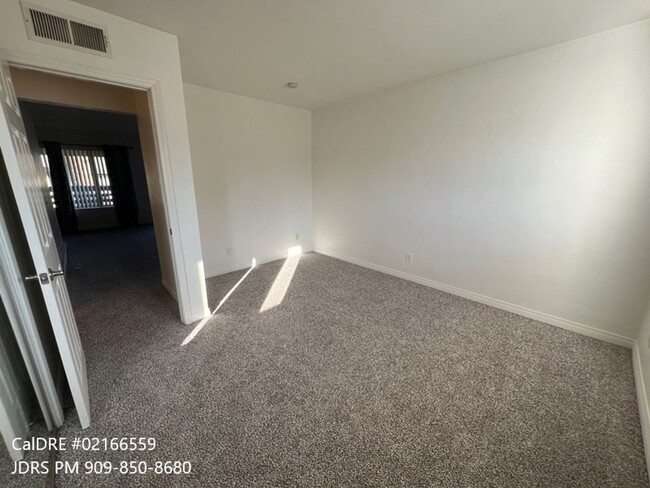 Building Photo - La Habra 1 Bedroom Condo