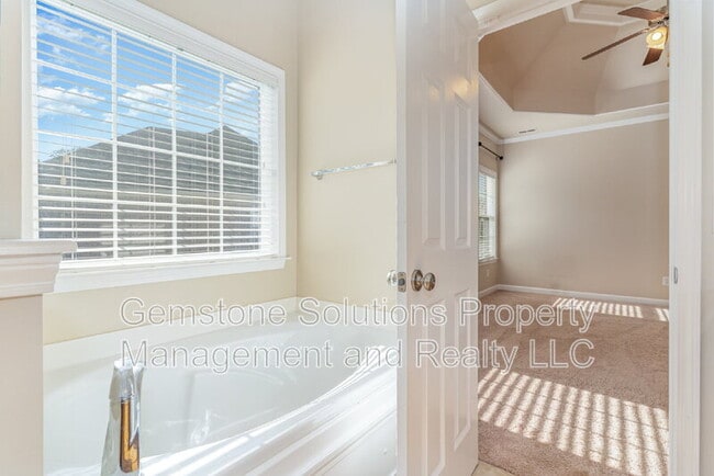 Building Photo - 1046 Aenon Cir