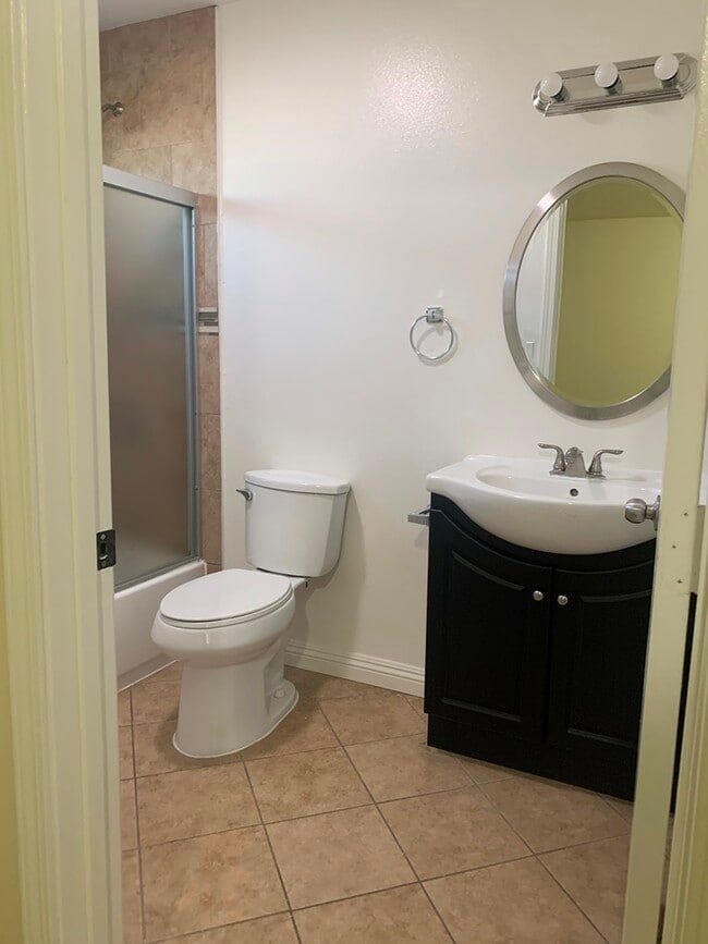 Building Photo - 1641 E 109th St