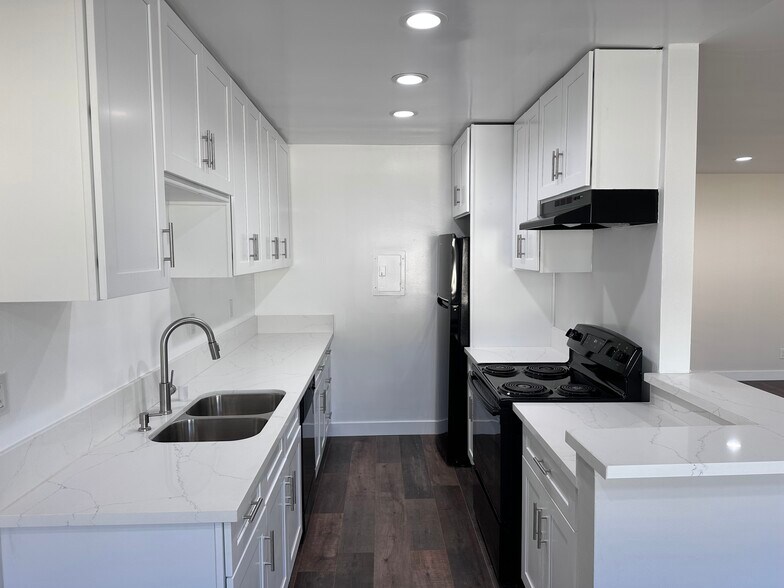 Building Photo - 5328 Newcastle Ave