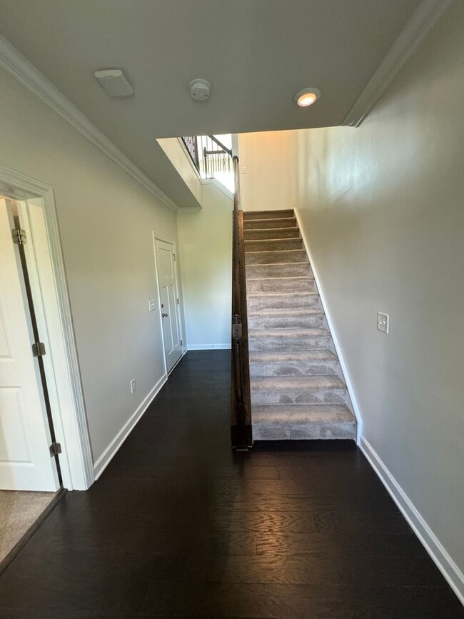 Building Photo - Beautiful 3BR/3.5BA Townhome in Rea Farms