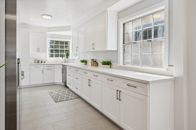 Building Photo - 526 Avenue A
