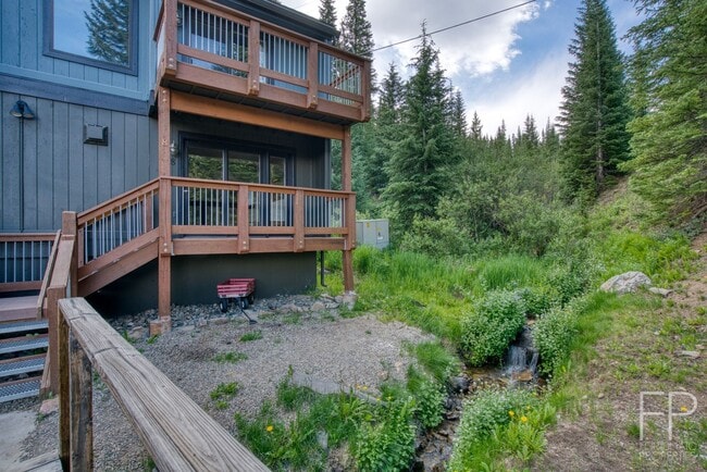 Building Photo - Walk to Bus Stop! Great Views and Hiking! ...