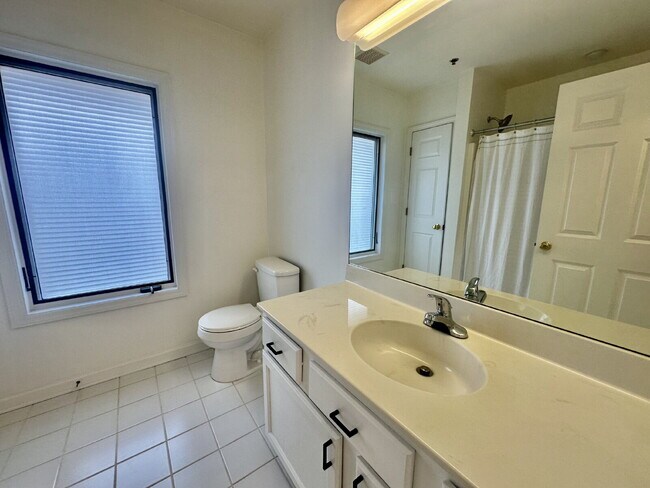 Building Photo - Beautiful Two Bedroom Townhome Located in Bluffton Village!