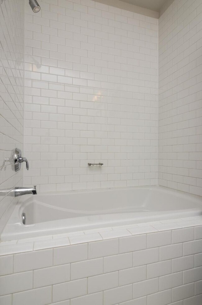 Building Photo - Spectacular space in Nashville's premier condo high-rise