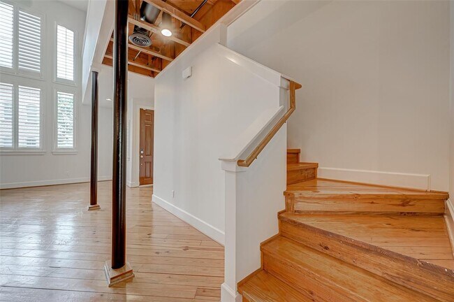 Building Photo - 915 Knox St