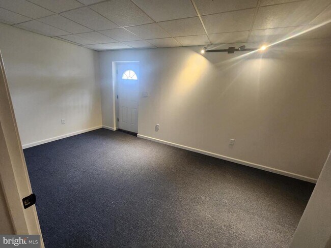 Building Photo - 30 Waldeck Ct