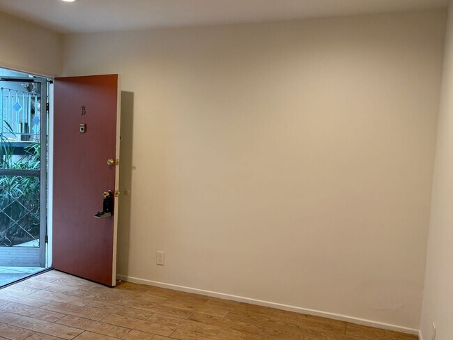 Building Photo - 220 W Spazier Ave
