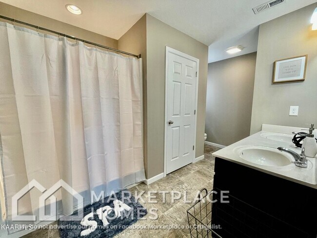 Building Photo - 1129 Cloud View Dr