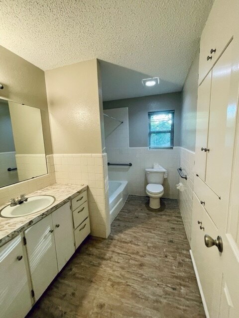Building Photo - 3 bedroom 2 bath in quiet neighborhood