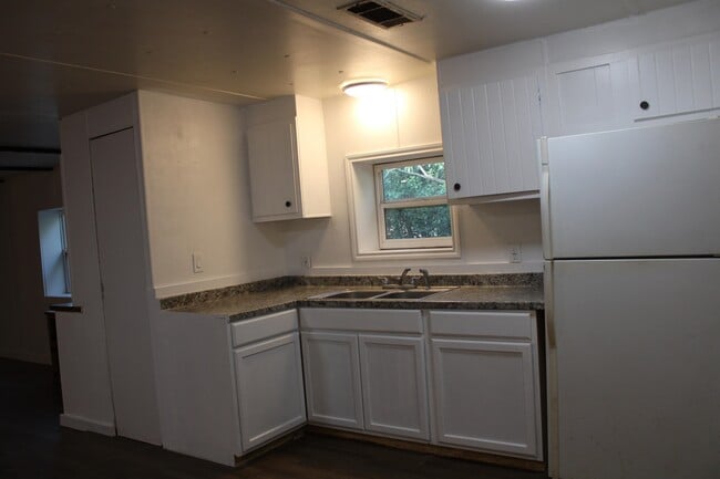 Building Photo - 303 W Taylor St