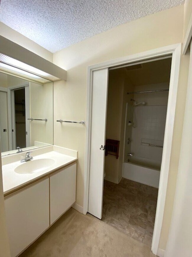 Building Photo - 2 Bedroom/ 2 Bath/ 2 pkg at Crescent Lane