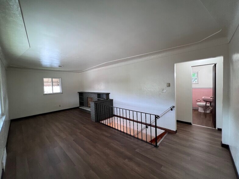 Building Photo - 609 8th St