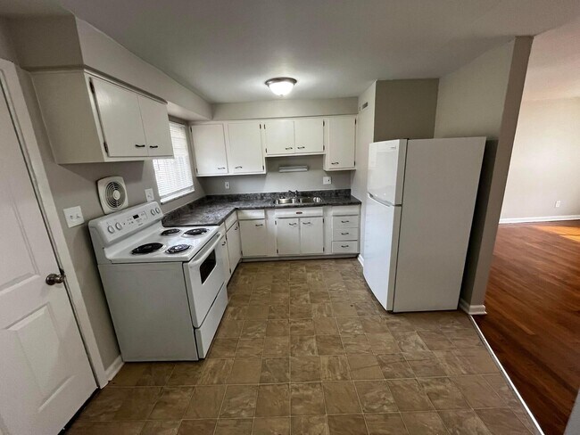 Building Photo - 4689 Hilton Ave