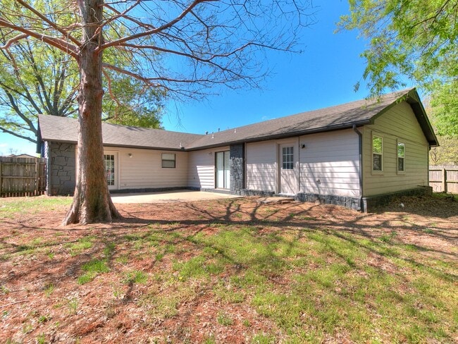 Building Photo - Beautiful 4 bedroom in South Tulsa and Union School District