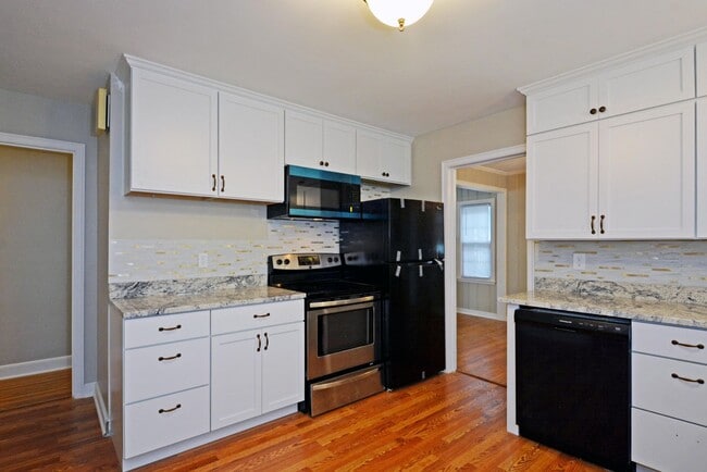 Building Photo - Beautiful 3-Bedroom 1.5-Bathroom Available...
