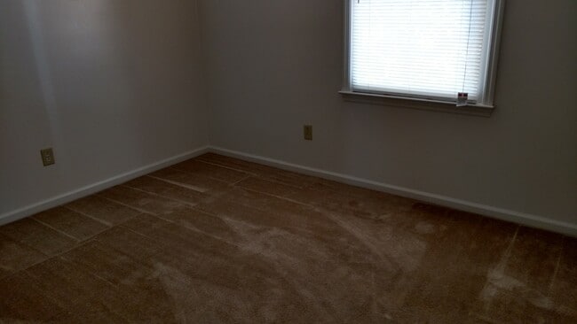 Building Photo - 2 Bedroom, 1 bath apartment Upstairs Unit