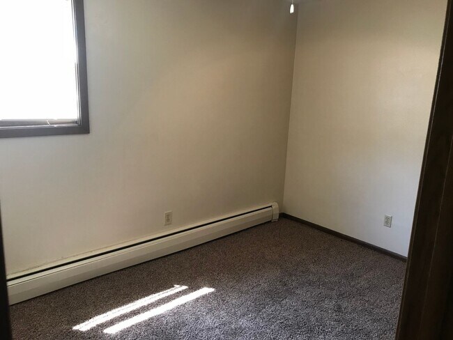 Building Photo - Forestview 2 Bedroom Lower Unit