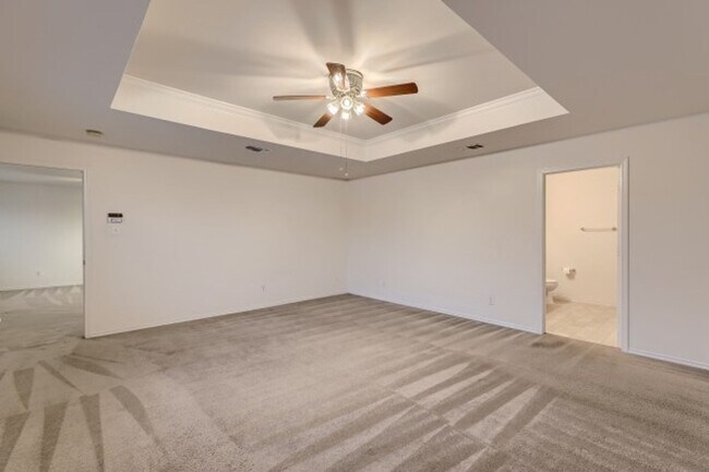 Building Photo - Spacious 3-Bed Home with Dual Living Areas in Prime Location