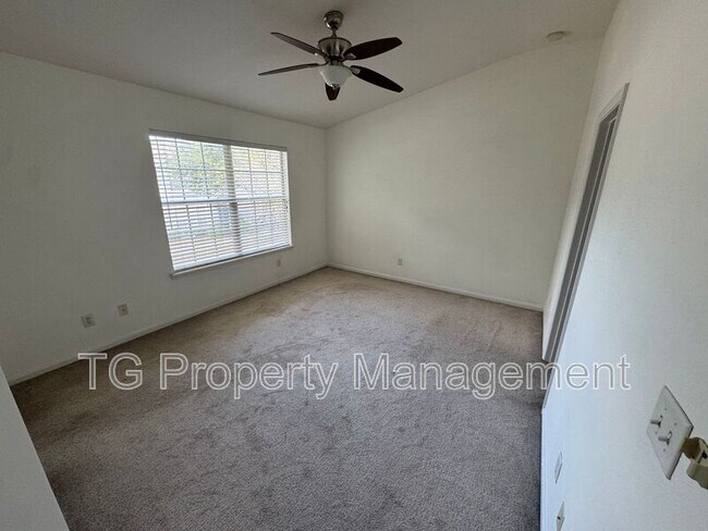 Building Photo - 5760 Sandstone Way