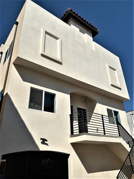 Building Photo - 3425 Edgehill Dr