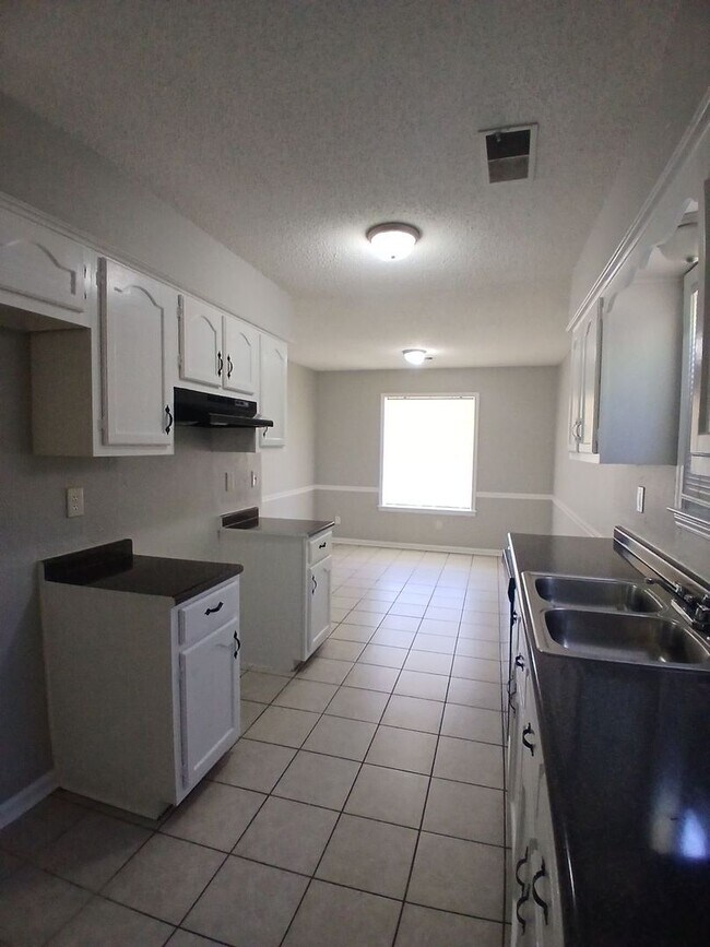 Building Photo - Charming 3BR/2BA in Riverdale | Modern LVP