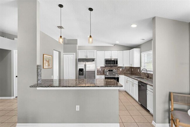 Building Photo - 7619 Crescent Palm Dr