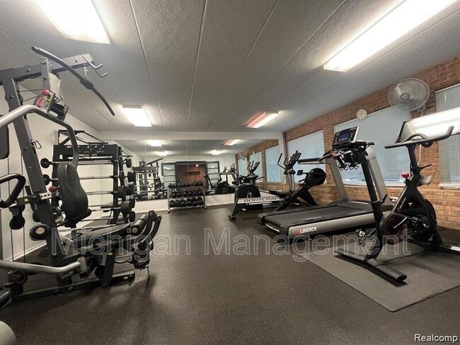 Building Photo - 2150 Pauline Blvd