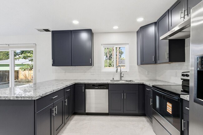 Building Photo - Updated 4 Bed 2 Bath Available for Immediate Move-In!