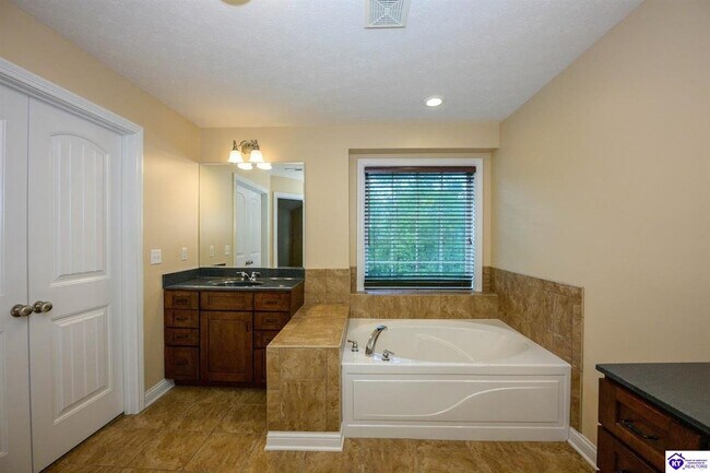 Building Photo - 114 W Mandarin Ct