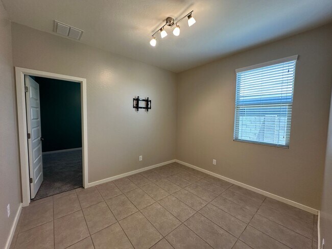 Building Photo - Single Level Home with Split Floor Plan, D...