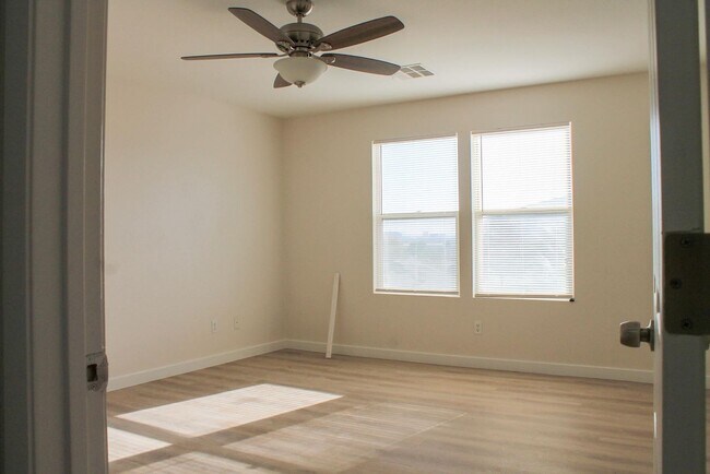 Building Photo - Gorgeous 4Bed/2.5Bath/2Car home located in North Las Vegas Raven Hill gated community!