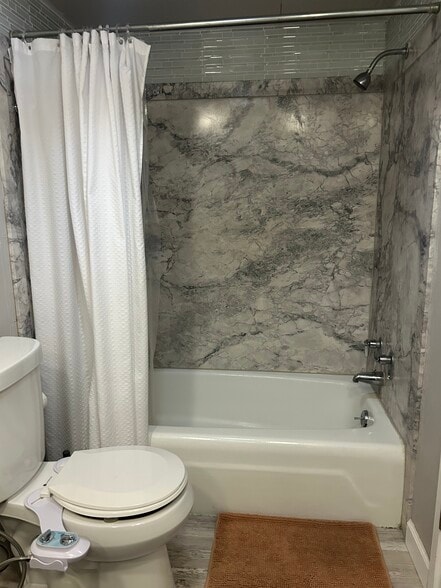 Building Photo - 410 W 7th St