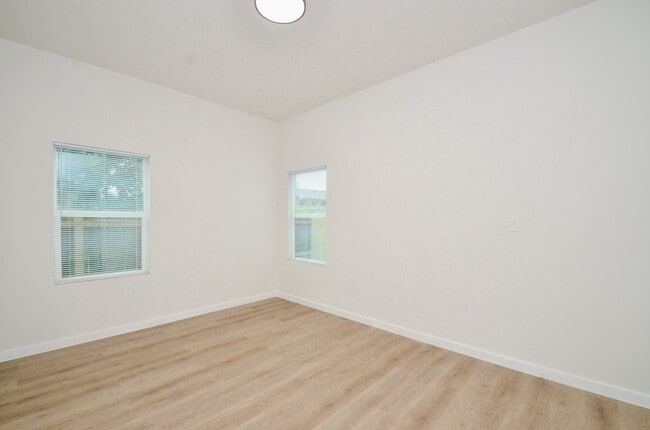 Building Photo - 405 Clearwater St