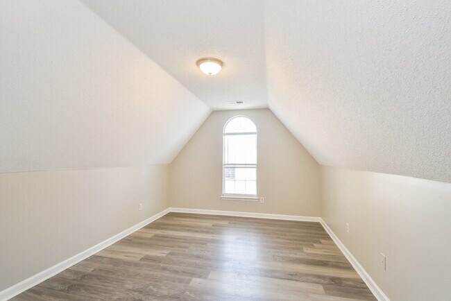 Building Photo - 8457 Regal Bend Dr