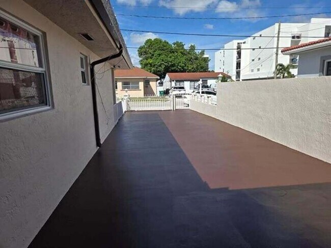 Building Photo - 2728 SW 5th St