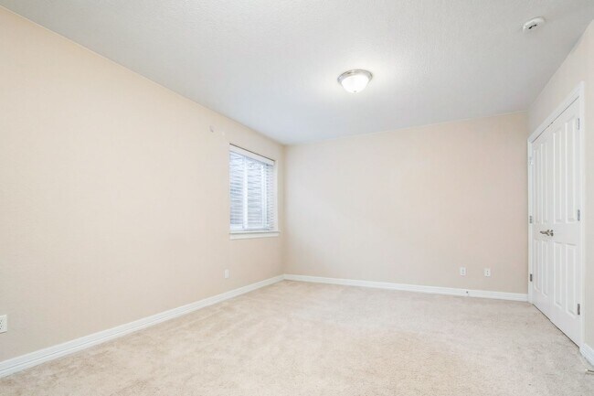 Building Photo - Exceptional 5-Bedroom Home Steps from the University of Denver