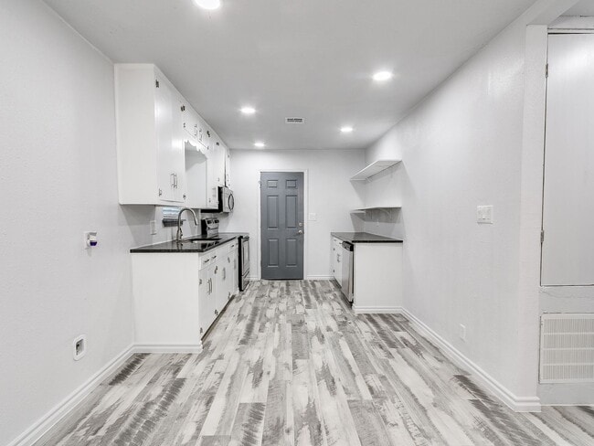 Building Photo - Freshly Renovated | 3 Bed | 2 Bath | Large...
