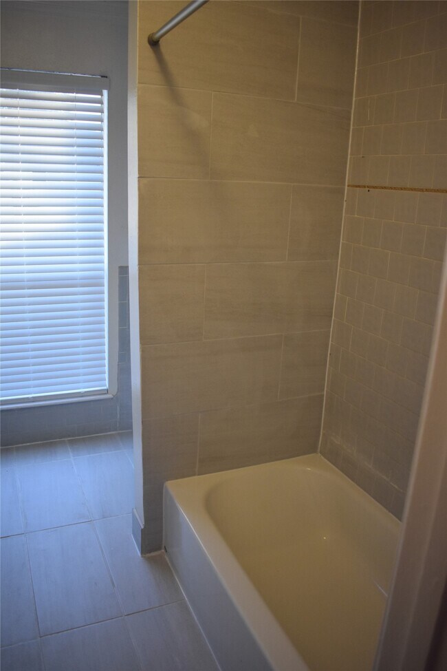 Building Photo - 9339 Westwood Village Dr