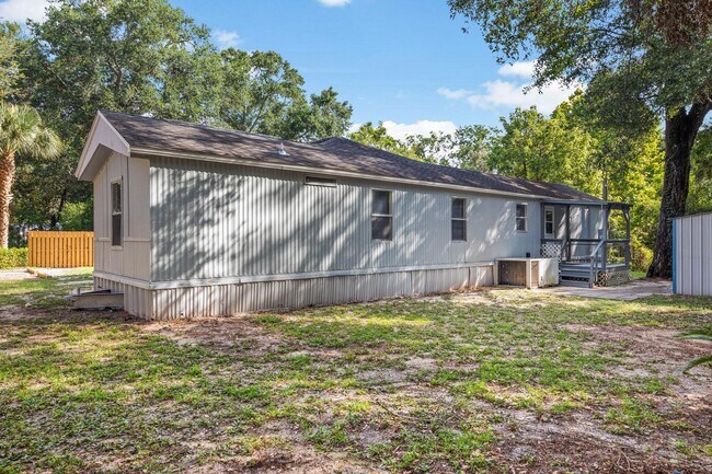 Building Photo - 700 Persimmon St