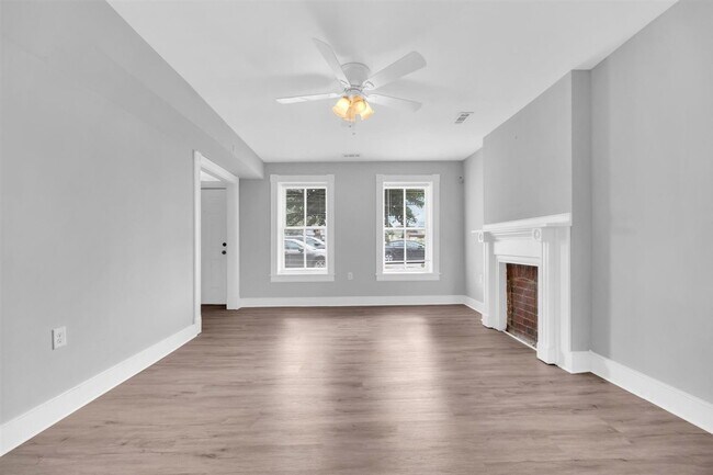 Building Photo - 1834 Parkwood Ave