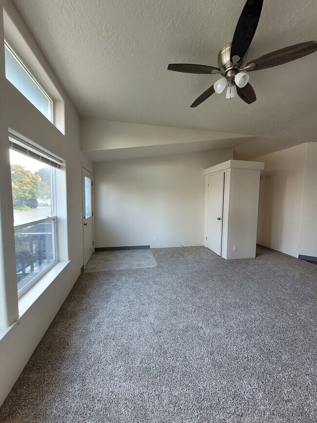 Building Photo - ***Limited Time Summer Rent Special!*** Pet Friendly 3 Bed : 2 Bath Home w/2 Car Garage & Access ...