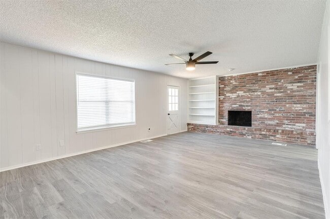 Building Photo - 11715 N Francis Ave