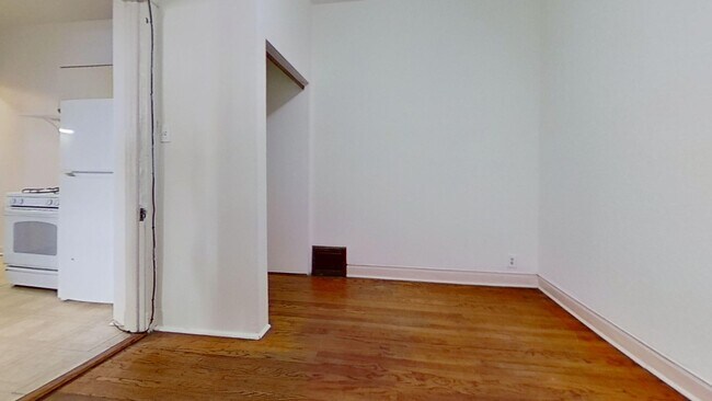 Building Photo - Raised First Floor North Center Two Bedroom