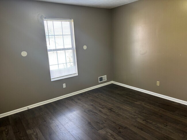 Building Photo - 102 Rainbow Ct