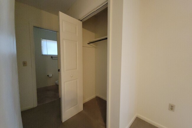 Building Photo - 3/2/2 Home in Silver Spring Shores