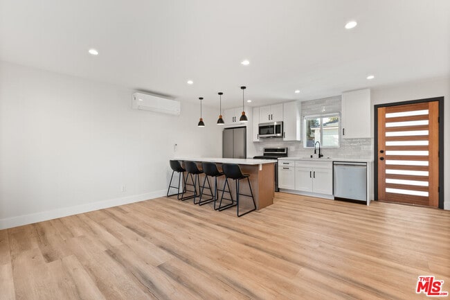 Building Photo - 6917 1/2 Hesperia Ave